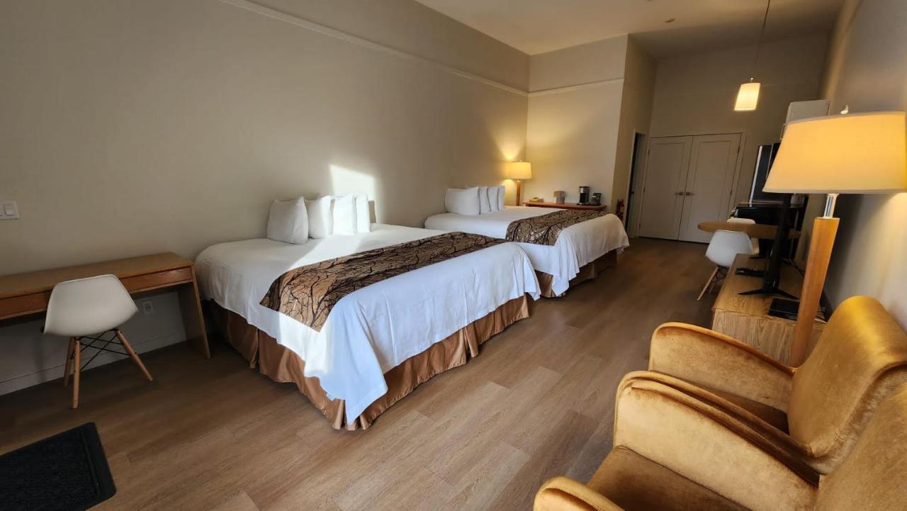 The Cedars Inn Hotel & Convention Centre Gibsons Dış mekan fotoğraf