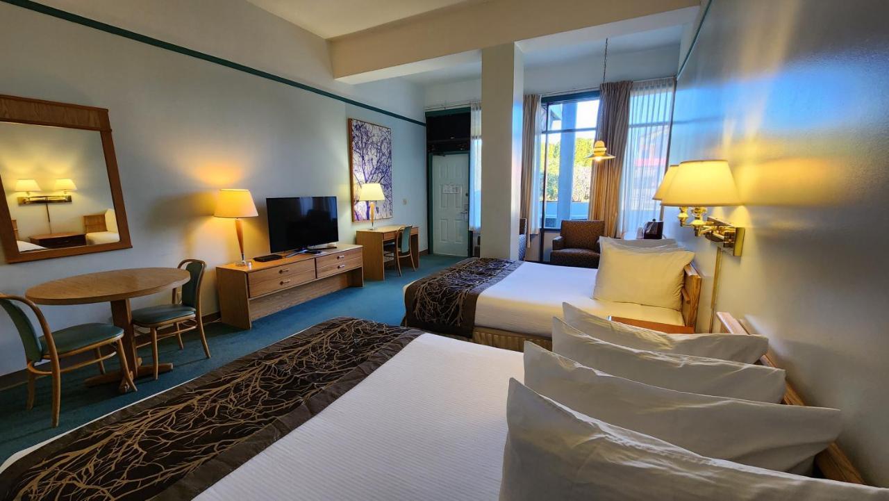 The Cedars Inn Hotel & Convention Centre Gibsons Dış mekan fotoğraf