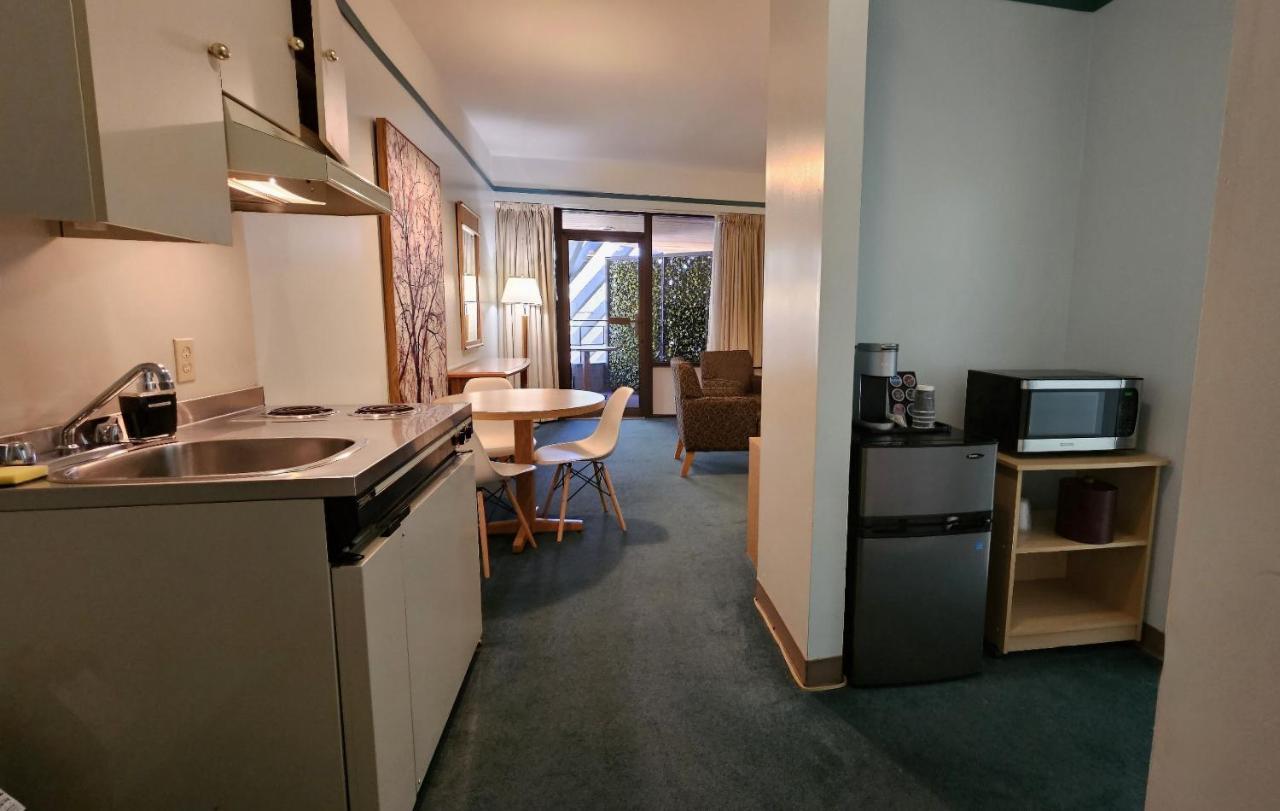 The Cedars Inn Hotel & Convention Centre Gibsons Dış mekan fotoğraf